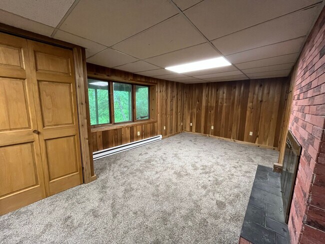 Building Photo - Lakeside 5 Bedroom 3 Bath Home Available N...