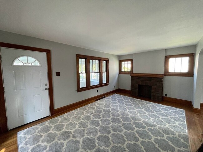 Building Photo - Three bedroom 1 1/2 bathroom home for rent