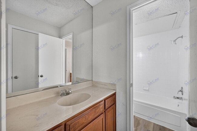 Building Photo - 6706 S Creek Dr
