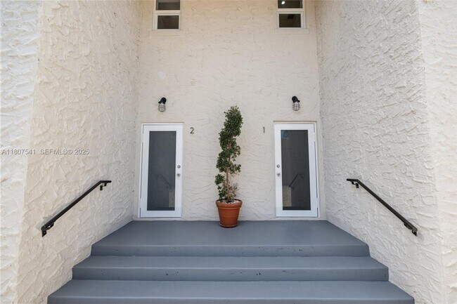 Building Photo - 403 SW 12th Ave