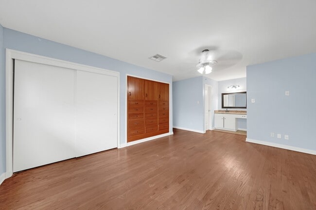 Building Photo - 4002 Martinshire Dr