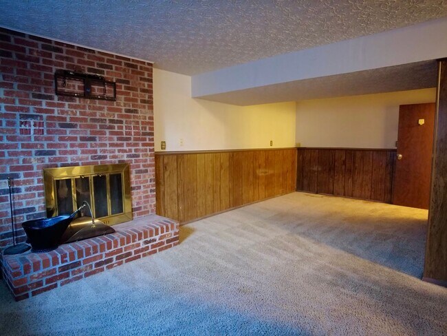 Building Photo - Spacious 3BR Bi-Level Home with 2-Car Garage in Reynoldsburg – $1,850/mo