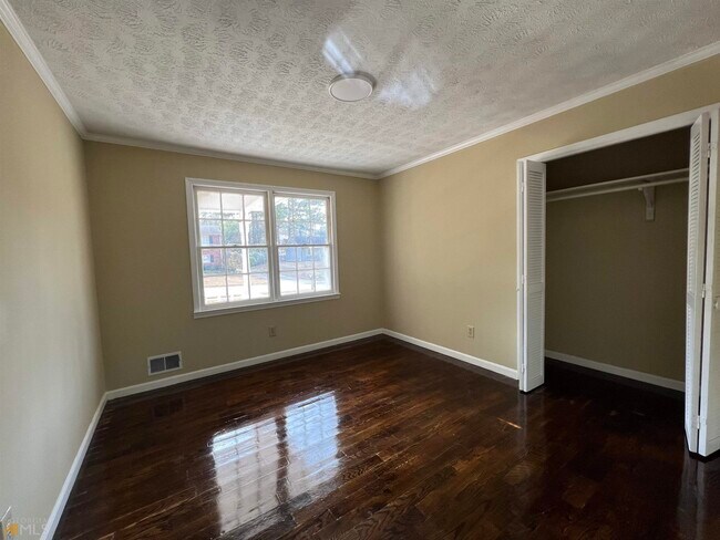 Building Photo - 2490 Trent Dr NE