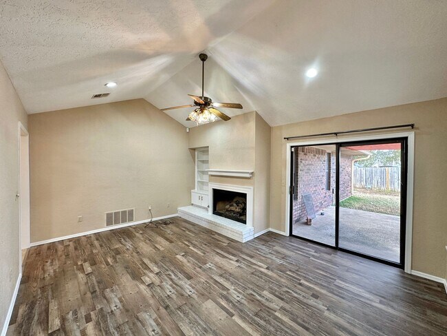 Building Photo - New flooring and paint!