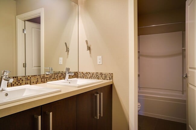 Building Photo - Luxury Oakleigh MainVue Home