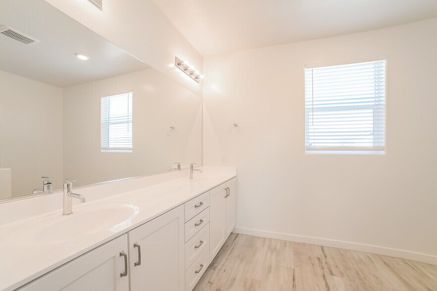 Building Photo - 16028 N 74th Ln