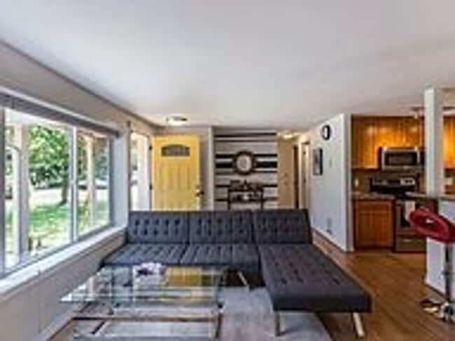 Building Photo - Tastefully Updated 3bd 1 bath home with la...