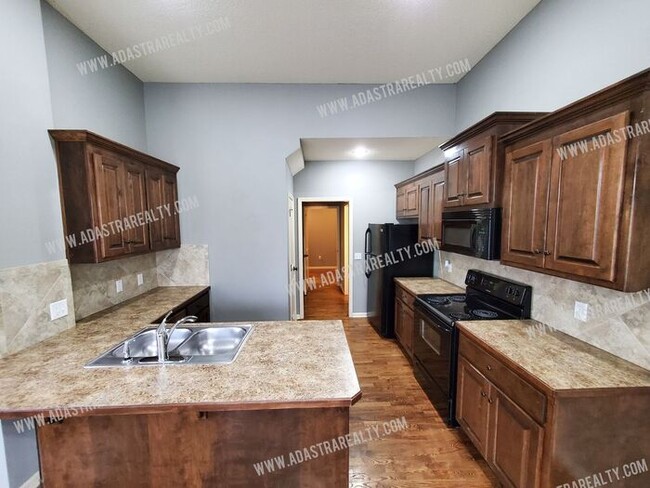 Building Photo - Beautiful and Spacious Olathe Townhome-Ava...