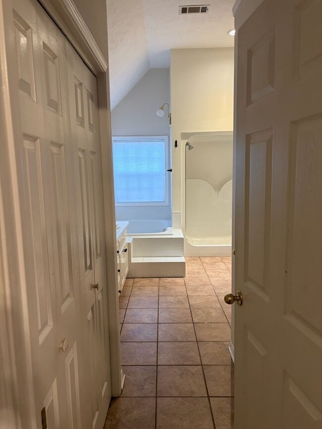 Building Photo - 2 story 3 bed/ 2.5 bath home