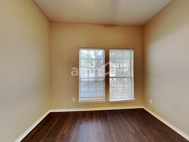 Building Photo - 210 Sparrow Hawk Dr