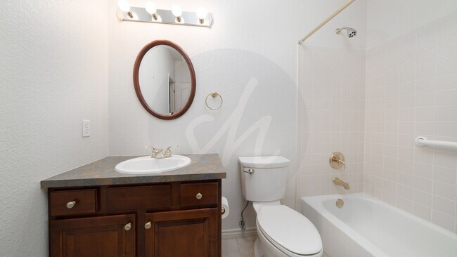 Building Photo - Gorgeous Rancher Located in University Bluffs