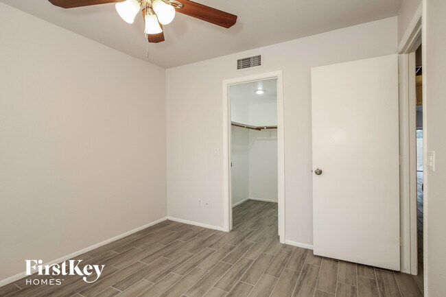 Building Photo - 4605 E Grovers Ave