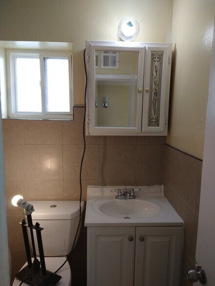 Building Photo - 1515 W Desert Cove Ave