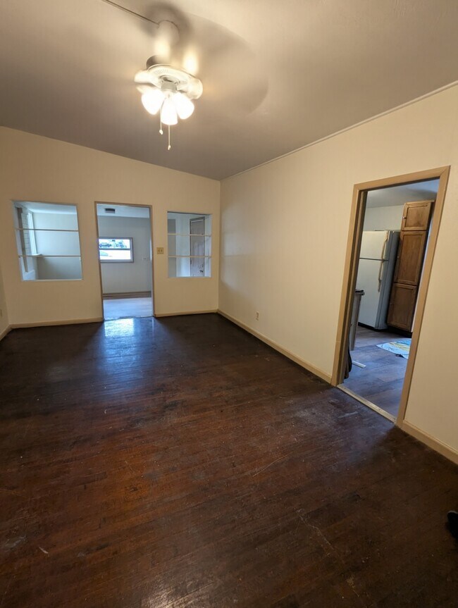 Building Photo - 637