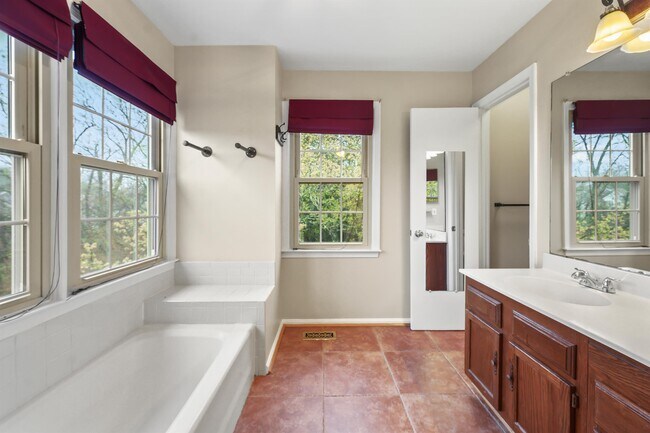 Building Photo - 8852 Thomas Lea Terrace