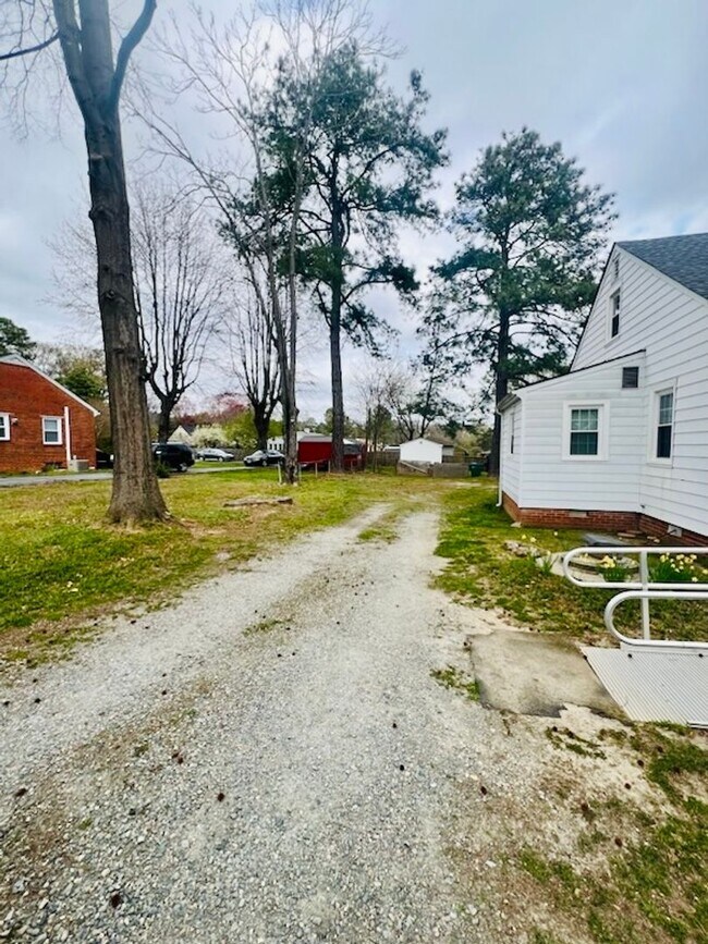 Building Photo - Renovated 3 bdrm/1.5 bath Home with Bonus Room and Dressing Room Located Near Hopkins Rd.