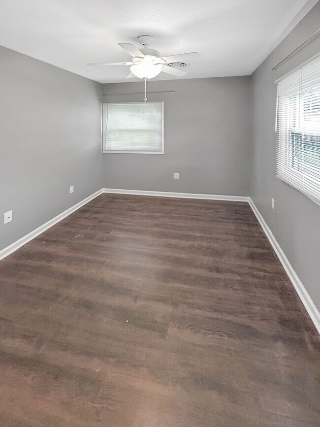 Building Photo - Welcome to this charming 2-bedroom, 1-bath...