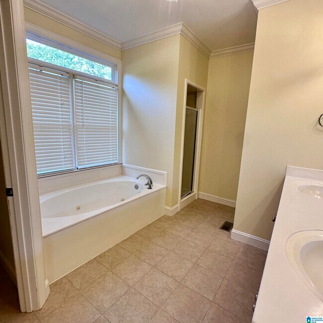 Building Photo - 5982 Valley Way