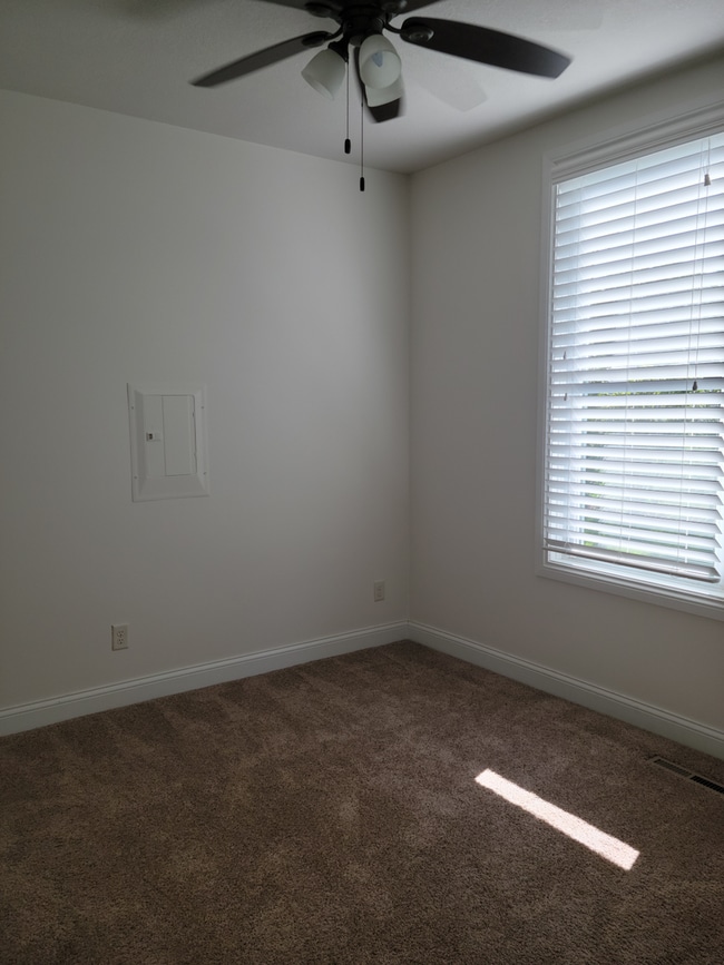 Building Photo - Beautiful Remodeled 1+ Bedroom