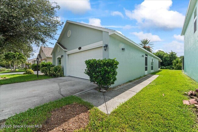 Building Photo - 2165 Redwood Cir
