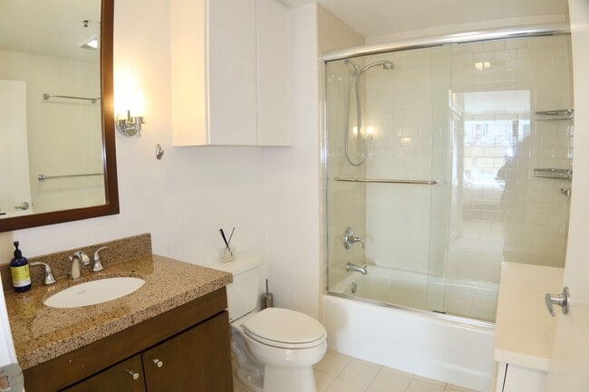 Building Photo - *New* 2 Bed & 2 Bath Condo in Fidi with Parking