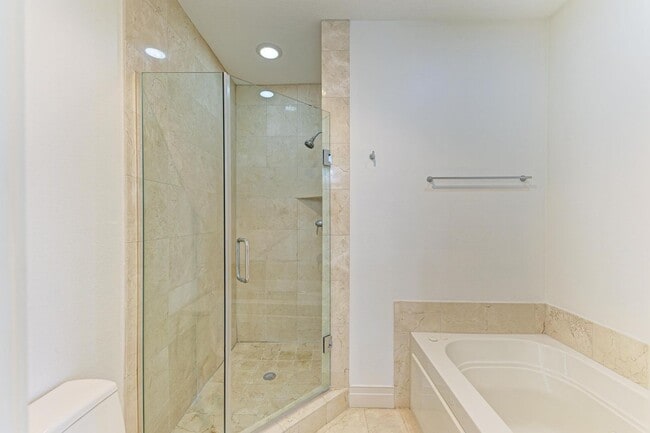 Building Photo - ANNUAL DOWNTOWN SARASOTA CONDO - WALK EVERYWHERE!