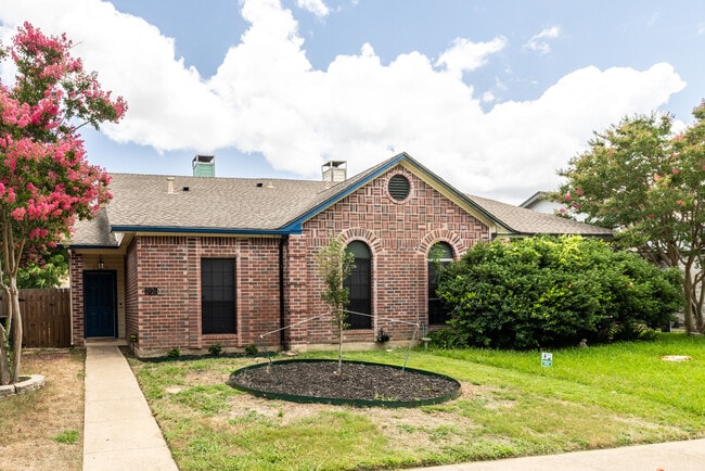 Building Photo - 2926 Roxboro Rd
