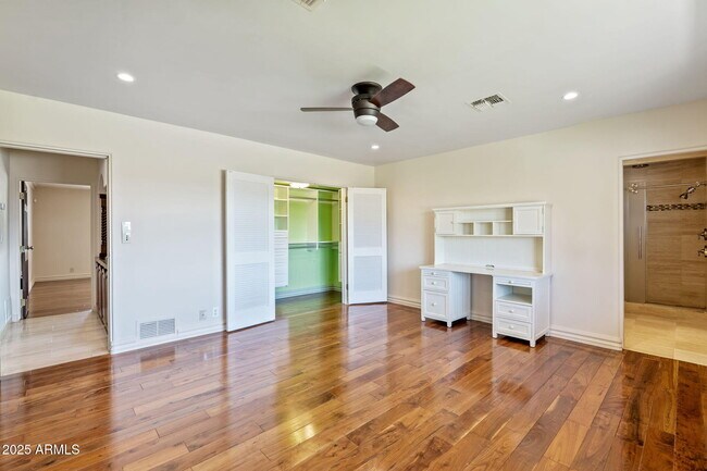 Building Photo - 5310 E Camelback Rd