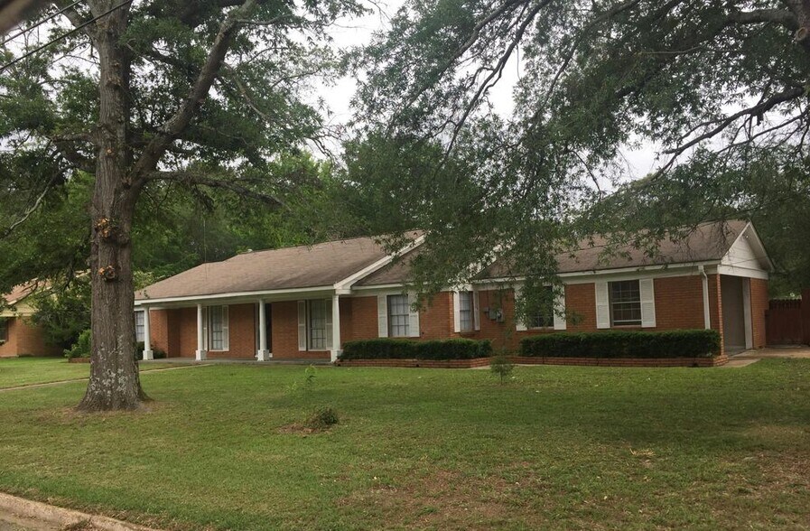 Building Photo - 311 Linden Cir
