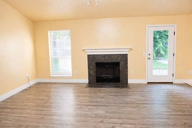 Building Photo - 3 Bedroom / 2 Bath home in Bentonville - Walk to Bentonville High School!
