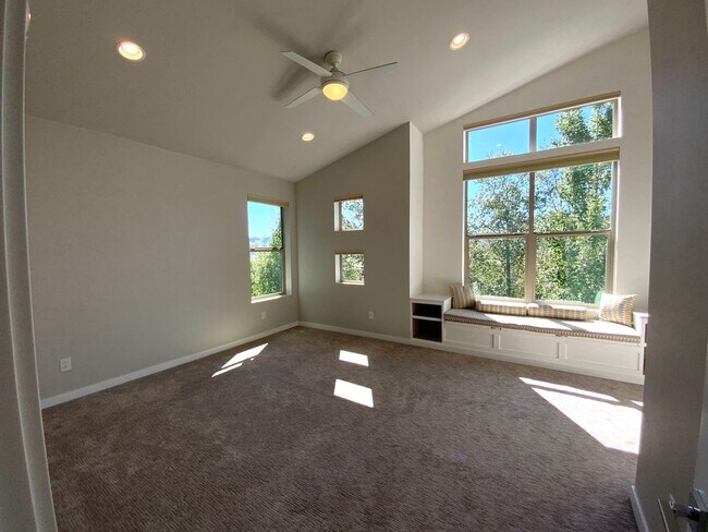 Building Photo - Stunning Home with Great Views