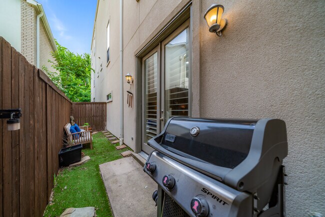 small fenced backyard - 4003 Wycliff Ave