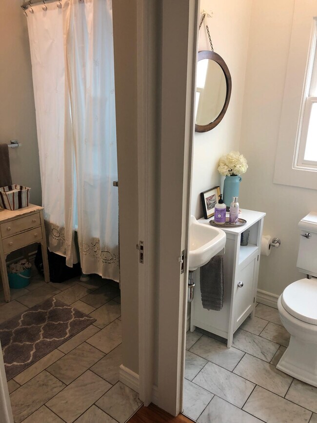 Main Bathroom - 154 Fraser Ave