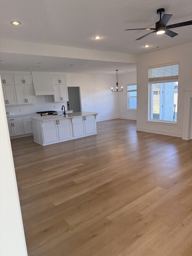 Building Photo - 5837 Lavender Ave