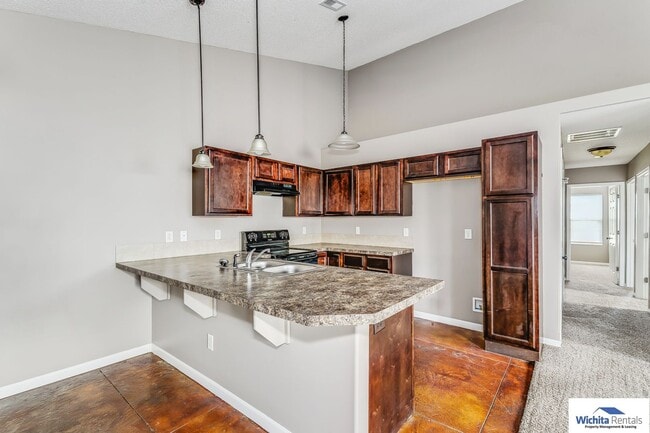 Building Photo - 3 bedroom, 2 bath duplex