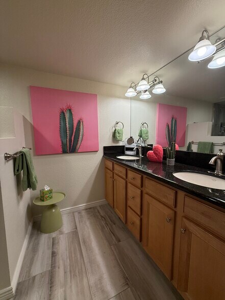 Double vanity | Adut height granite - 12212 N Paradise Village Pky S