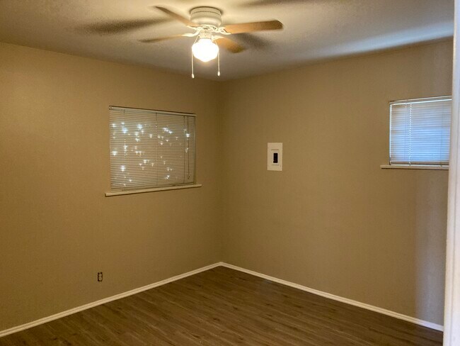 Building Photo - 121 N West St