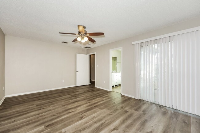 Building Photo - 1121 Cardinal Oaks Dr