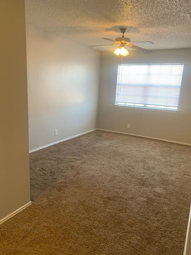 Building Photo - 3 bedroom 2 bath
