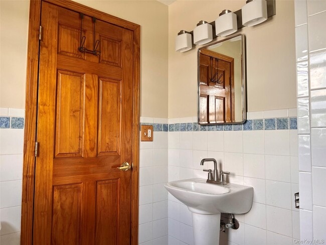 Building Photo - 2 Oak St