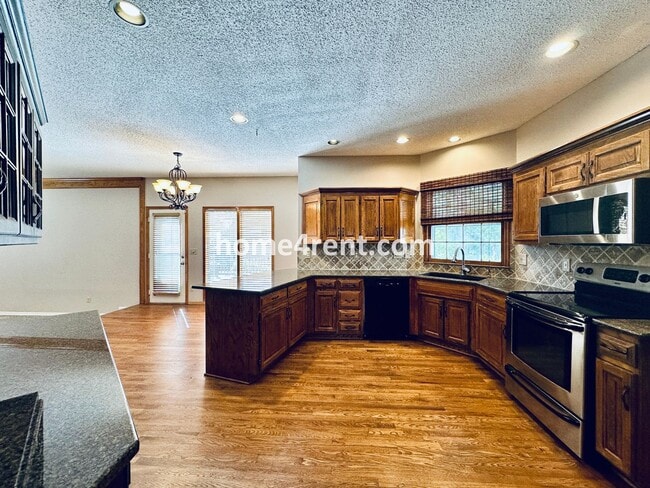 Building Photo - Beautiful, Spacious Home w/ Open Floor Pla...