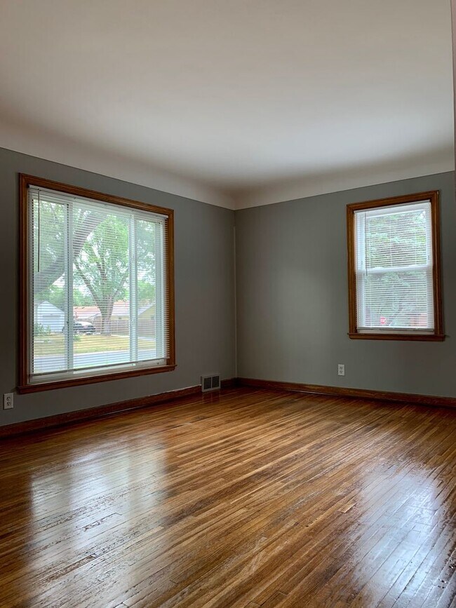 Building Photo - Incredible 4 Bedroom 2 Bathroom Home in Crystal!