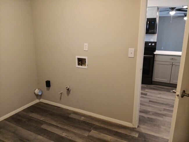 Building Photo - Charming 4-bedroom, 2-bathroom! Showings available NOW!