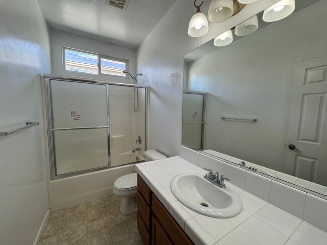 Building Photo - NW Bakersfield home!