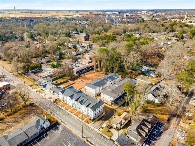 Building Photo - 3165 Dogwood Dr