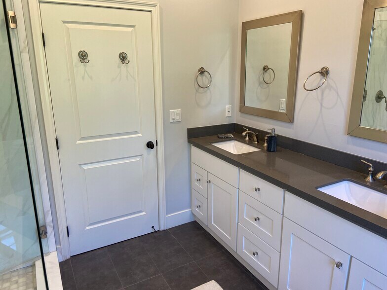 Building Photo - 4470 Stansbury Ave