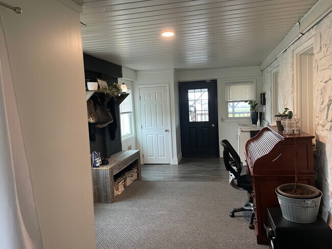 Building Photo - 2250 Creek Hill Rd