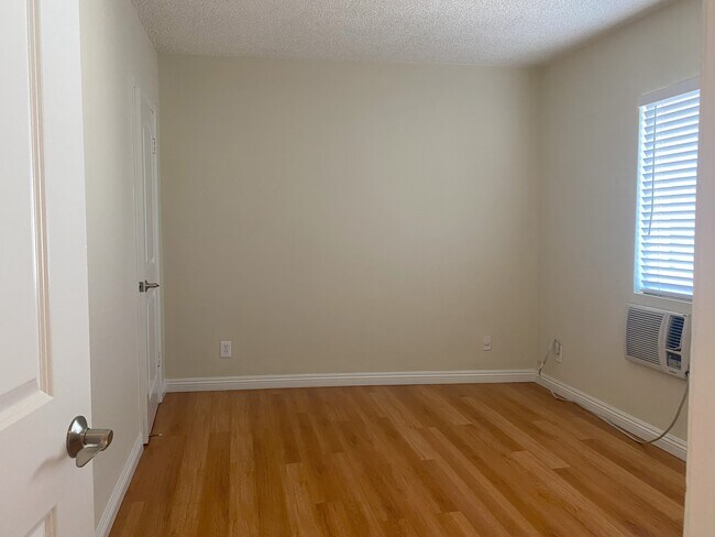 Building Photo - 567 S Wilton Pl