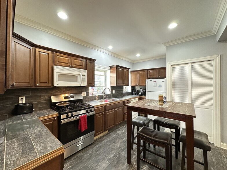 Building Photo - 6424 N Magnolia Ave