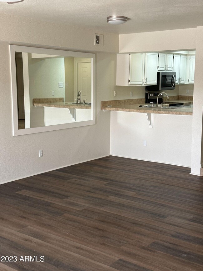 Building Photo - 2121 W Union Hills Dr
